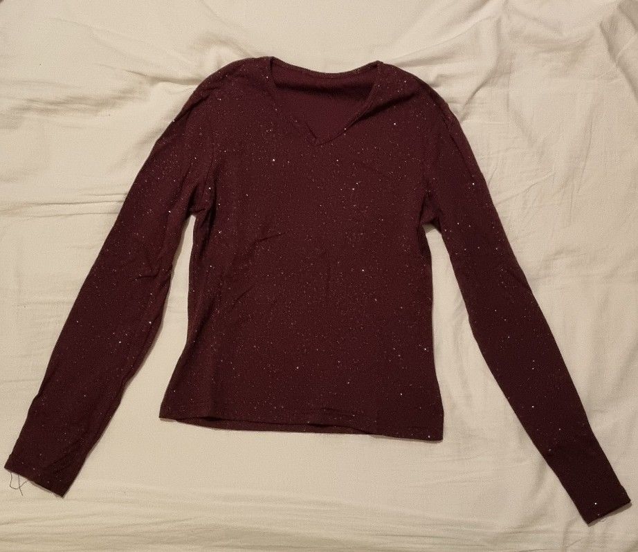 Haut manches longues bordeaux paillet� ? Taille 36 ? Made in 4 Aix-les-Bains (73)