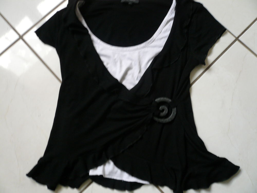 Haut noir et blanc T 42/44 6 Franqueville-Saint-Pierre (76)