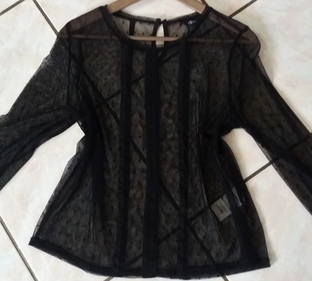Haut noir �l�gant r�sille et dentelle Ellos Neuf - T 40 - 42 10 Domart-en-Ponthieu (80)