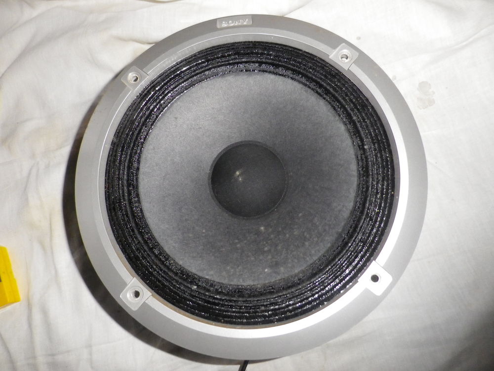 Un haut parleur boomer SONY diam�tre 21 Cm 40 Fontenay-le-Fleury (78)