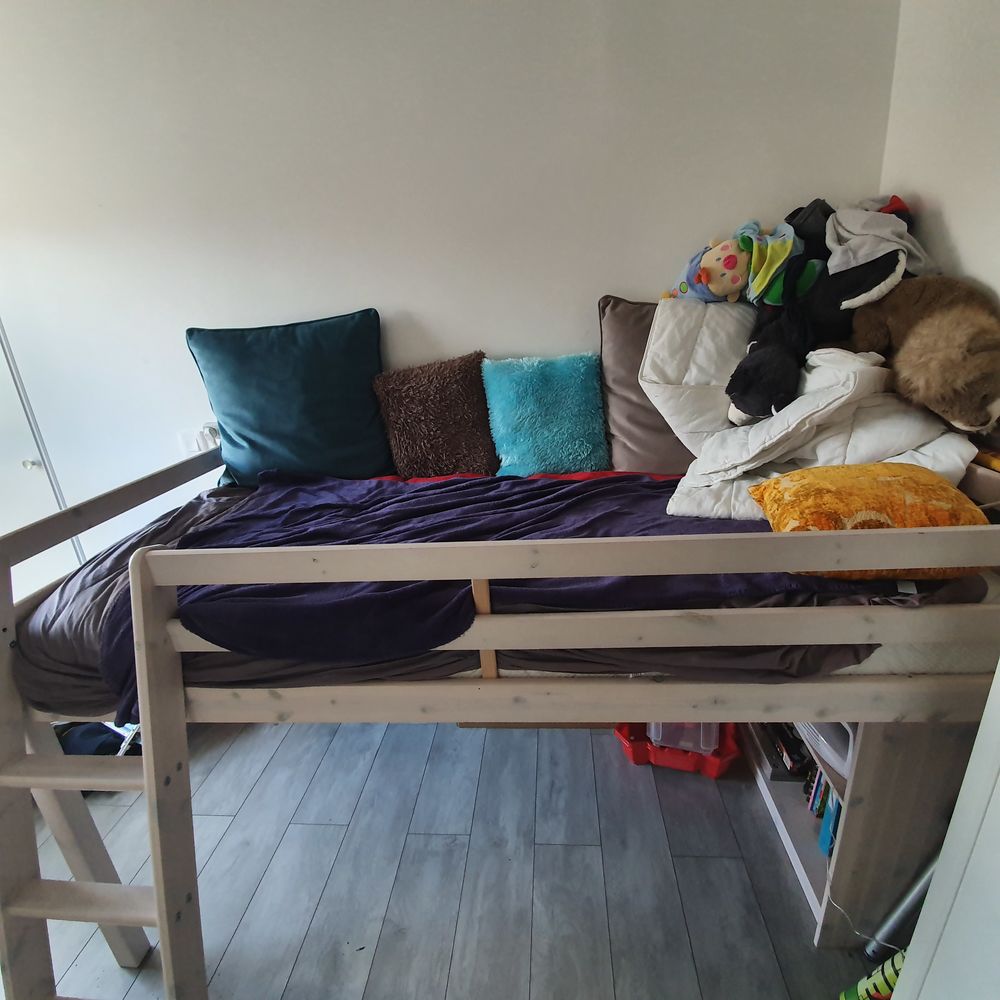 Lit hauteur enfant + �tag�re assortie. 170 Brie-Comte-Robert (77)