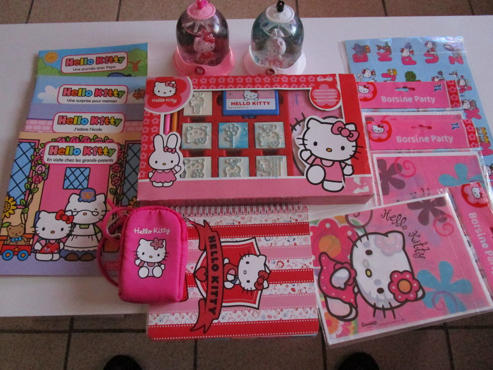 HELLO KITTY BOULE DECORATIVE 5� CHAQUE TIMBRES A IMPRIMER 2� 5 Caen (14)