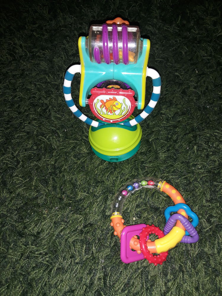 Lot hochet dont un amovible sur ventouse .
4 Taverny (95)