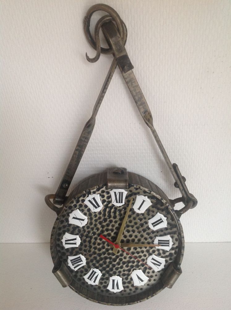 HORLOGE ANCIENNE D�CORATIVE EN M�TAL Envoi Possible
19 Tr�gunc (29)
