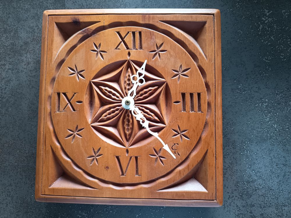 Horloge en bois sculpt�e mains 20 Saint-Etienne (42)