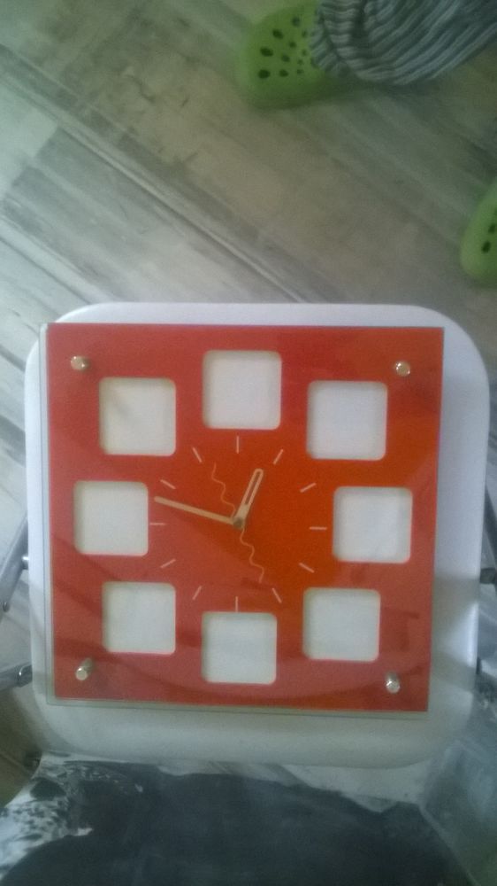 Horloge Design fond interchangeable
Neuve
Fond blanc � ch
9 Talange (57)