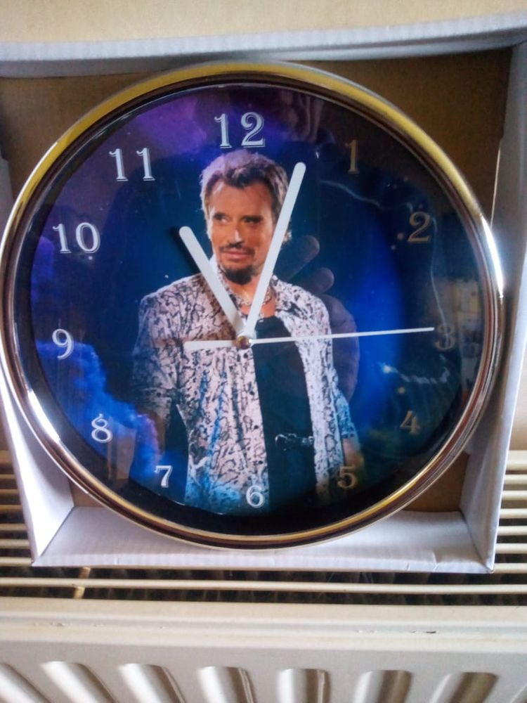 HORLOGE JOHNNY HALLYDAY DIAMETRE 20 CM 
VERRE ET PLASTIQUE 29 Loures-Barousse (65)
