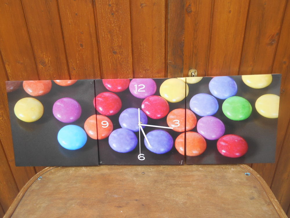 HORLOGE MURALE SUR TOILE IMPRIMEE   style Smarties   35 Dammarie-les-Lys (77)