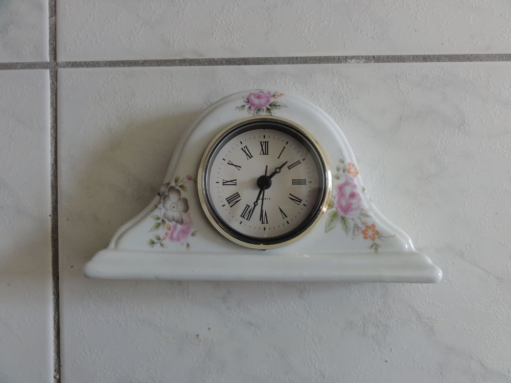 Horloge en porcelaine 0 Aubi�re (63)