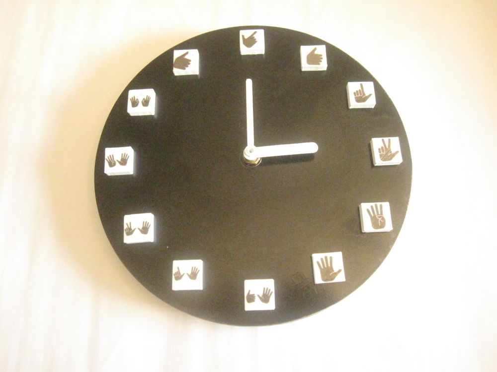 Horloge recycl�e cr�ation originale LSF Langue des Signes 30 Saint-Jean-Pla-de-Corts (66)