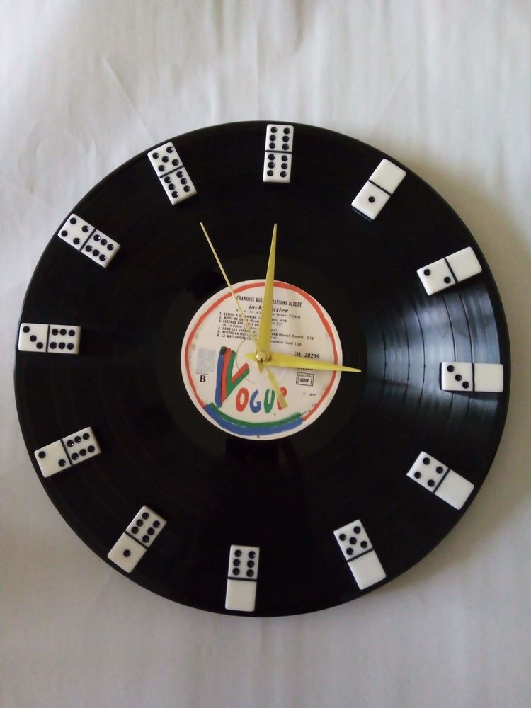 Horloge recycl�e vinyl dominos 30 Saint-Jean-Pla-de-Corts (66)