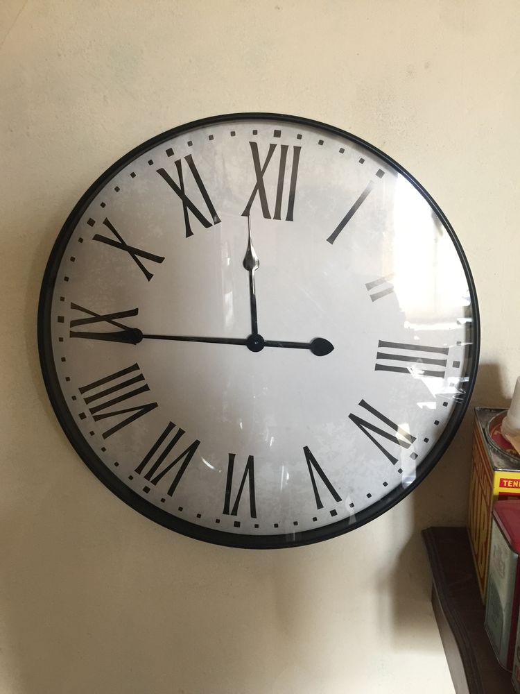 UNE  HORLOGE  RONDE  MURAL  MODERNE  DIAMETRE DE 50 CM NOIR 10 Balbigny (42)