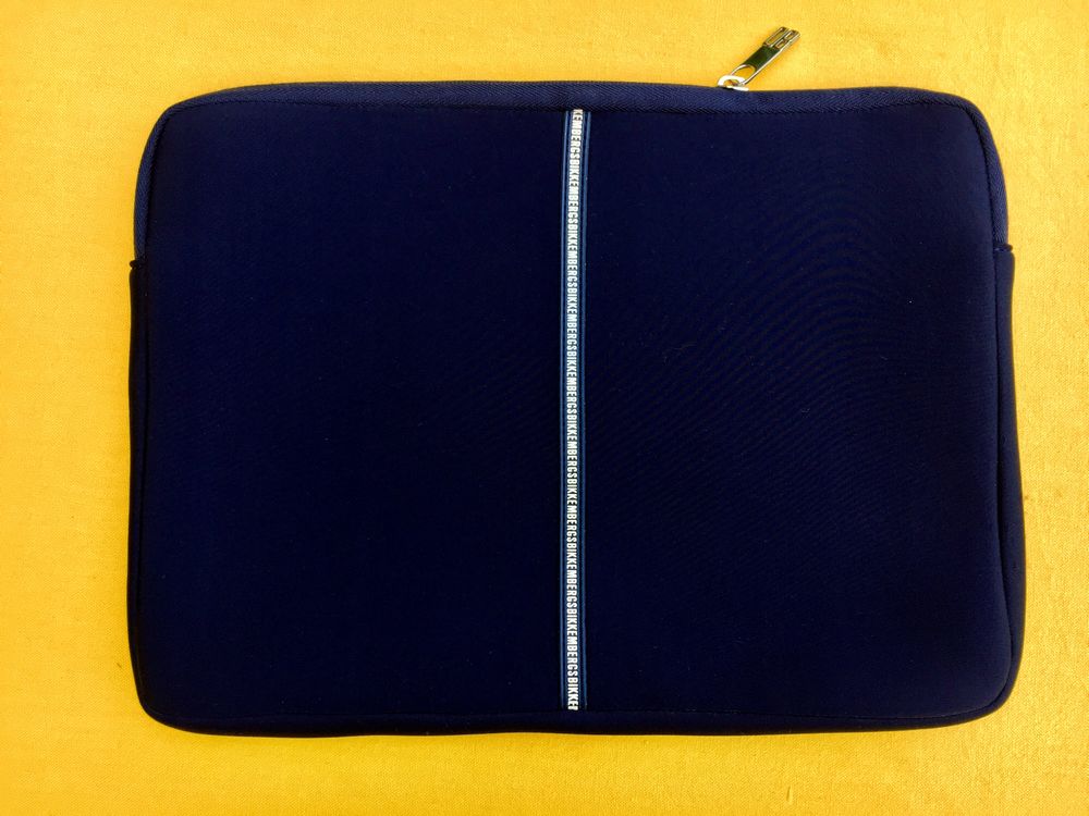 Housse Neuve BIKKEMBERGS pour tablette & ordinateur, �tui 22 L'Isle-Jourdain (32)