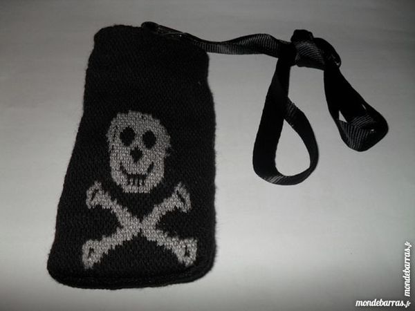 Housse t�l�phone en tissu, d�cor t�te de mort, NEUVE 4 Pantin (93)