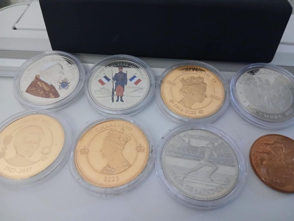   Lot de huit pi�ces  collection grands de ce monde N� 1395 50 Beaune (21)