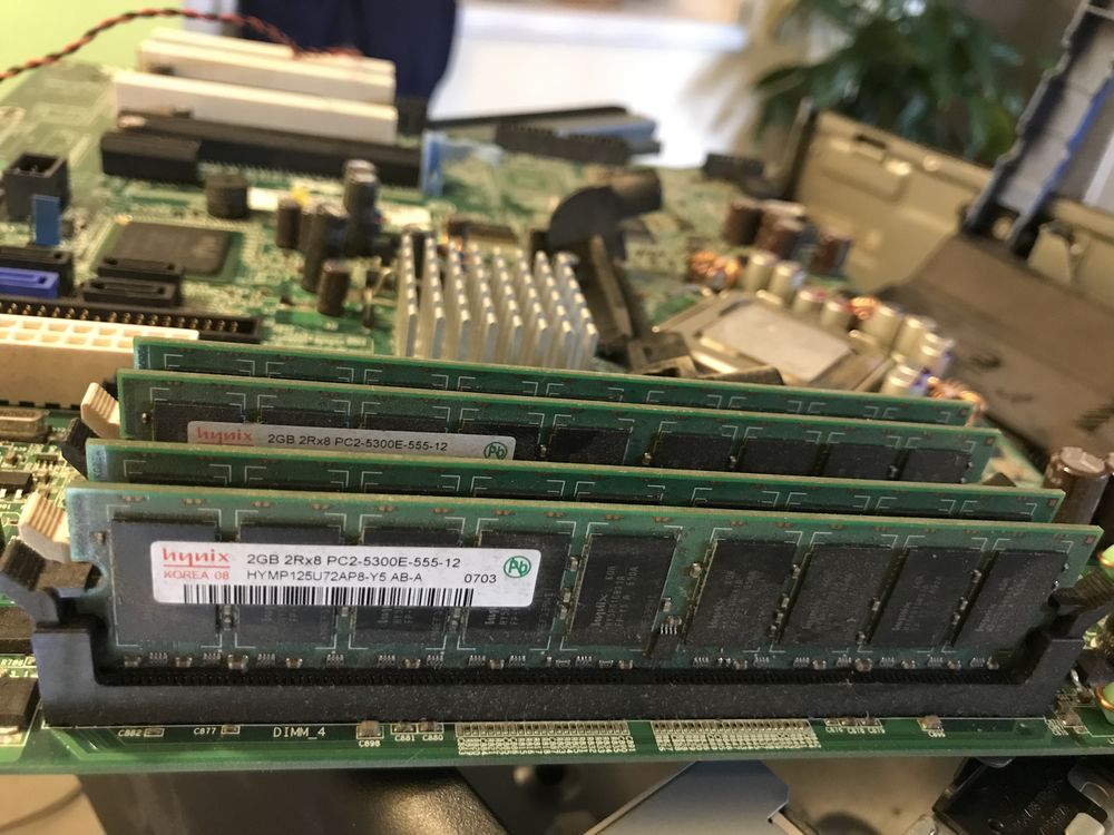 RAM HYNIX.8GB=4x2GB 2RX8 PC2 5300E 555 12 HYMP125U72AP8 Y5 15 Le Vernet (03)