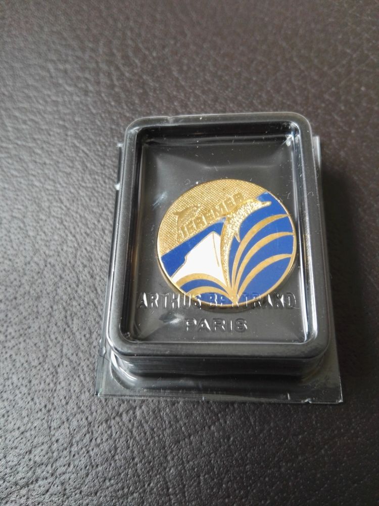 pin's IFREMER par ARTHUS BERTRAND 3 Asni�res-sur-Seine (92)