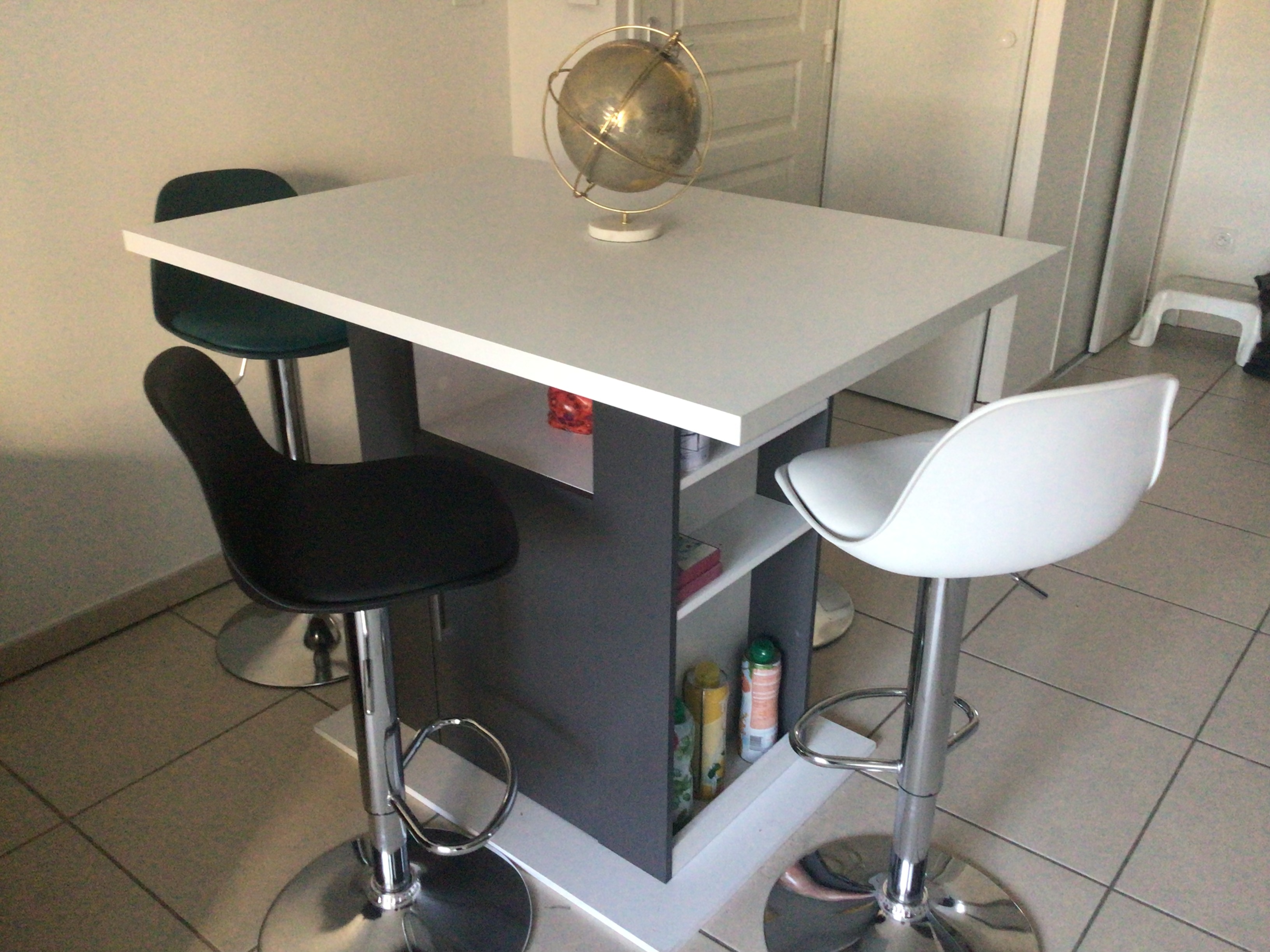 �lot et ses 4 tabourets 200 Lozanne (69)