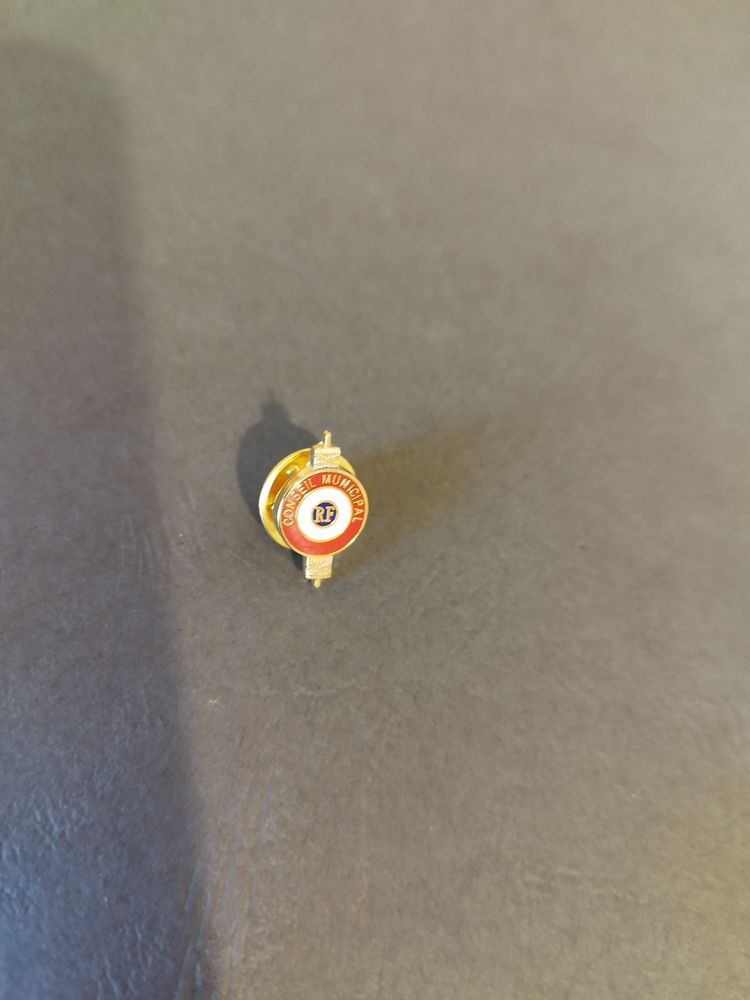 Insigne de boutonni�re dor� MAIRE ADJOINT CONSEIL MUNICIPAL 4 Mers-les-Bains (80)