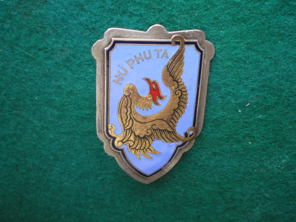 Insigne colonial - NU PHU TA. Personnel Auxiliaire F�minin. 40 Caen (14)