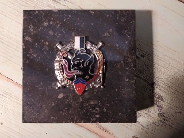 Insigne �maill� 61�me R�giment d'Artillerie Socle Marbre 20 Loches (37)