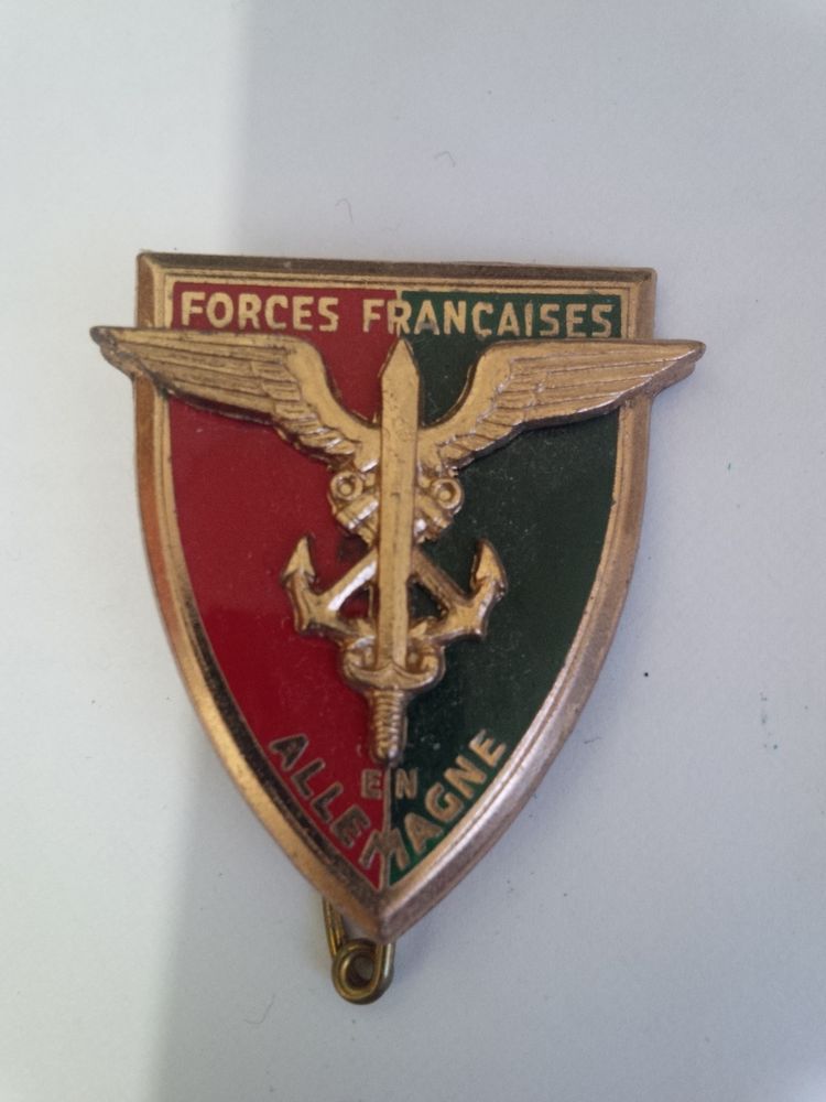 Insigne militaire des forces Fran�aises en Allemagne 13. 25 Le Pecq (78)