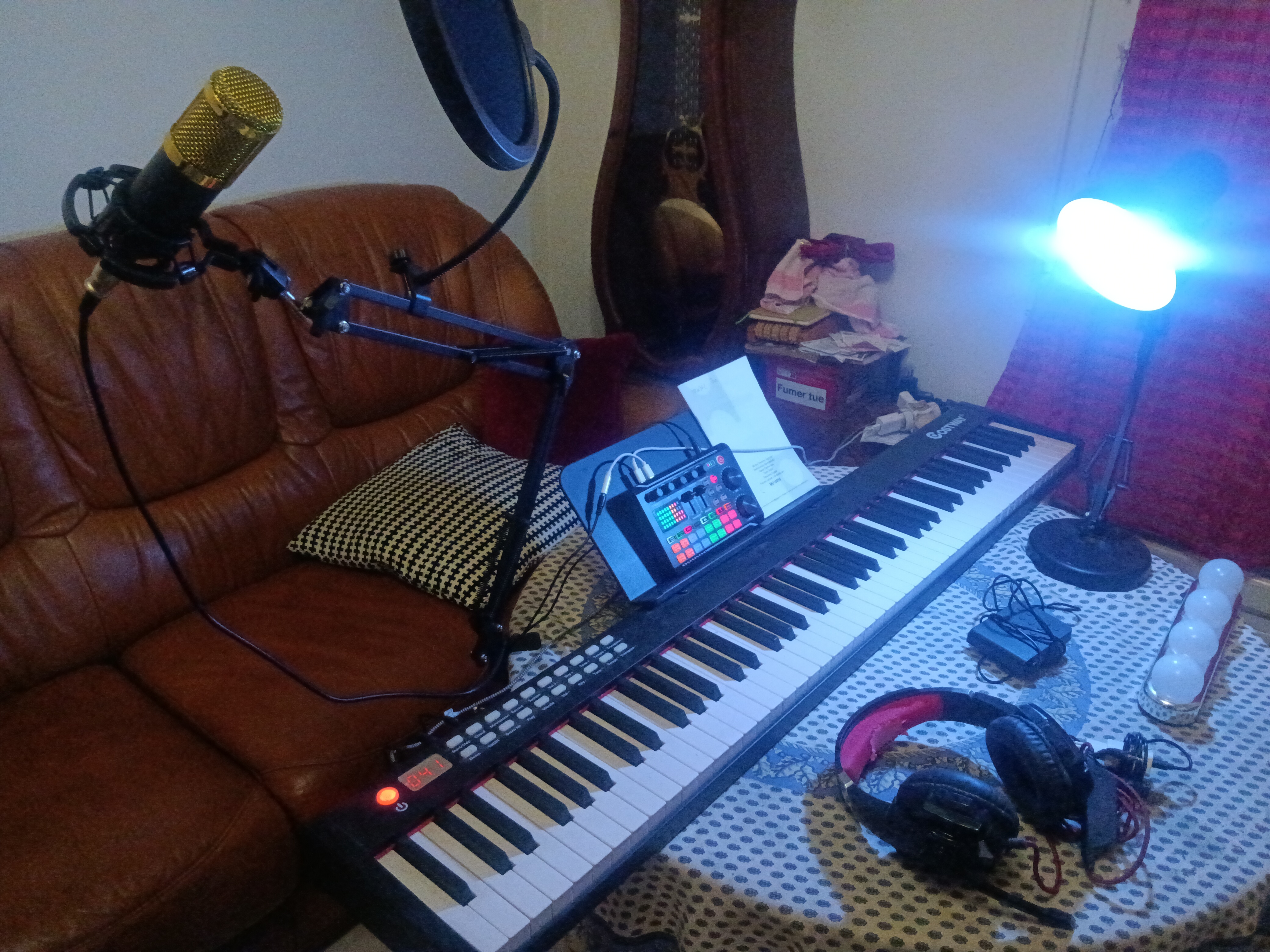  instrument  synth�   neuf  plus micro et carte son a saisir 200 S�es (61)