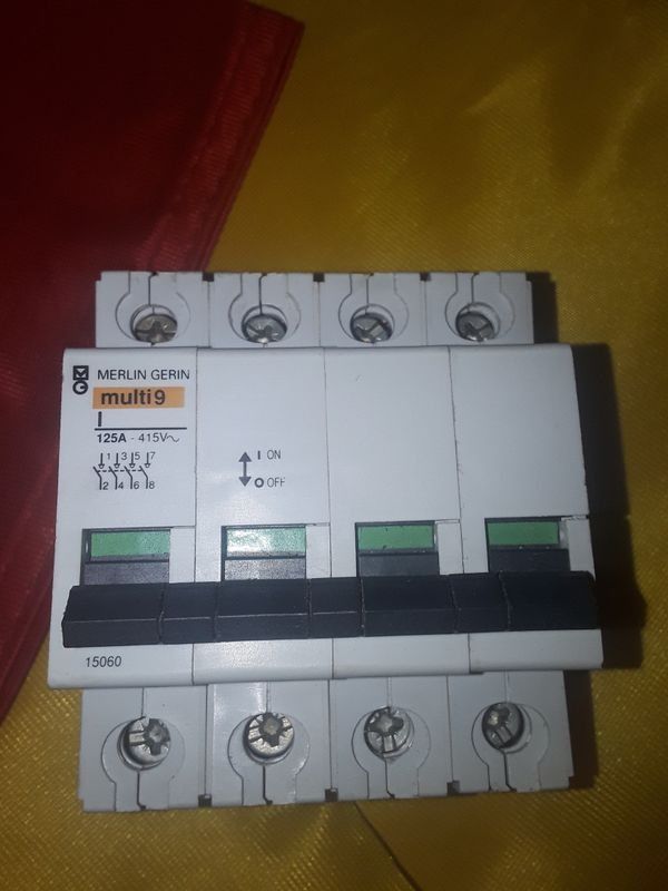 INTERRUPTEUR SECTIONNEUR 125A MERLIN GERIN 15060 40 Serres-Castet (64)