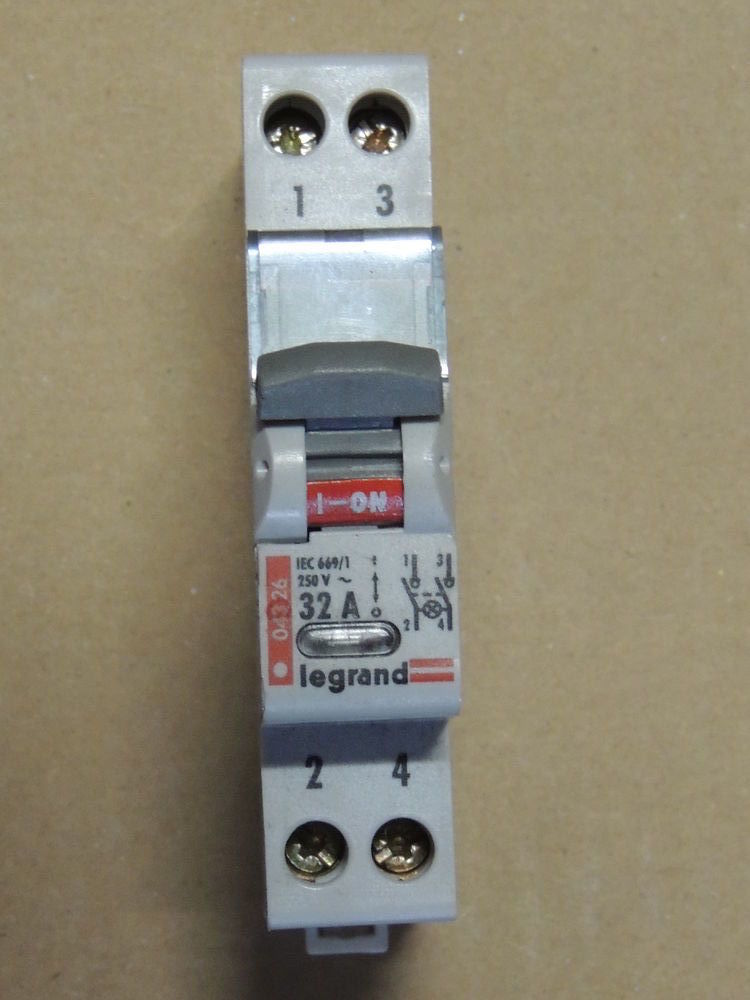 INTERRUPTEUR SECTIONNEUR  LEGRAND 04 326 (2) 8 Vend�me (41)