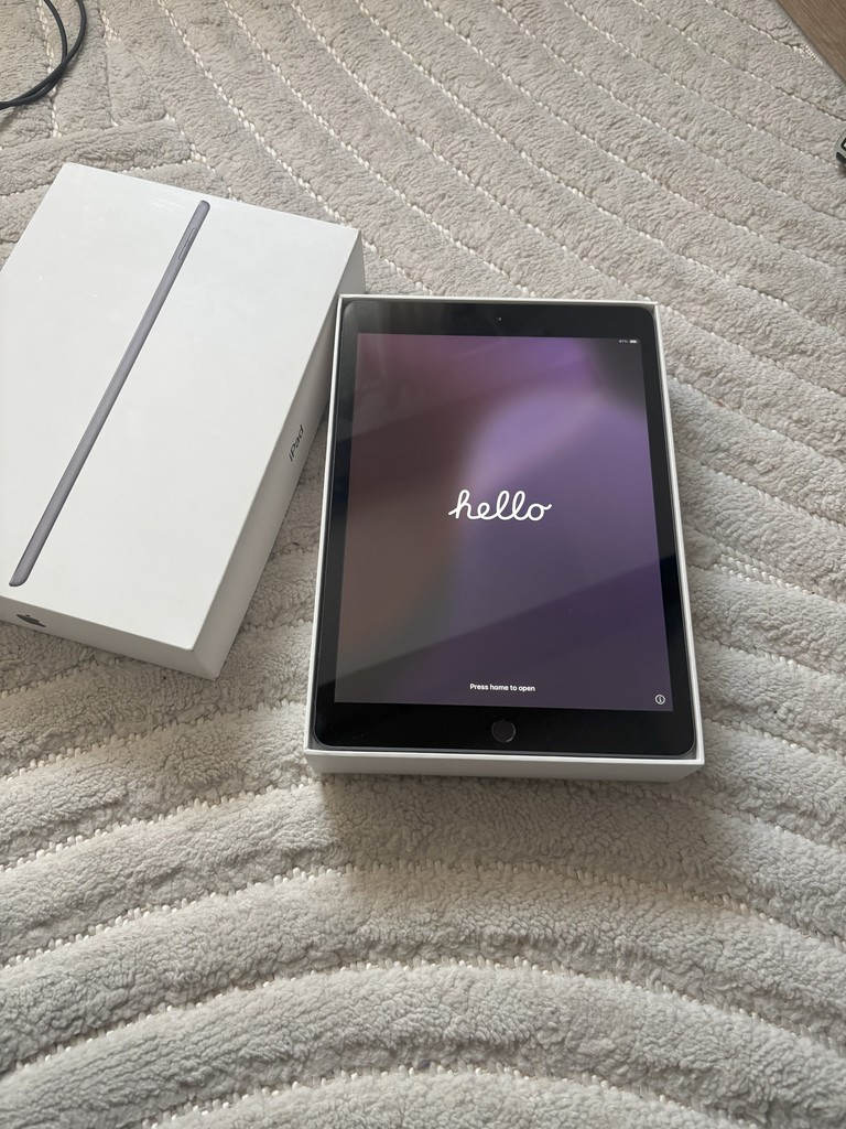 iPad g�n�ration 8 avec bo�te d'origine 0 Varennes-le-Grand (71)