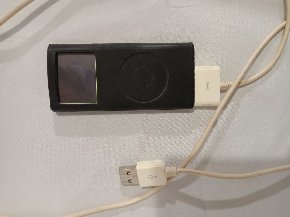 iPod Apple 4GB vert pomme housse latex noire 95 Alban (81)