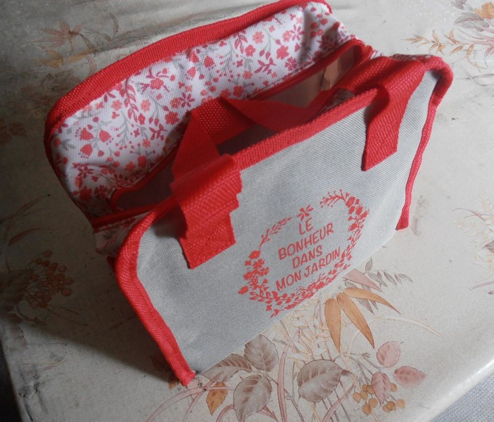 Sac isotherme gris rouge Le bonheur dans mon jardin NEUF
4 Aubin (12)