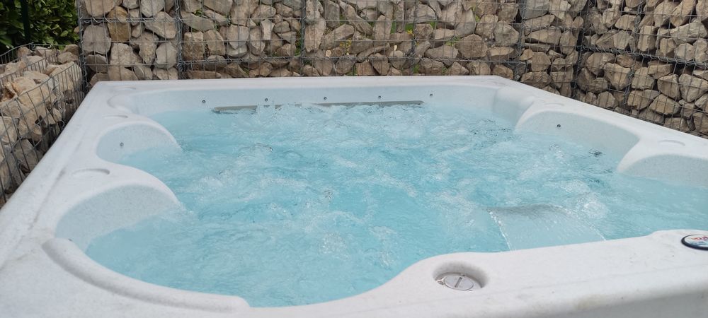 Jaccuzi  Mouv Spa  5/6 places 1900 Alissas (07)