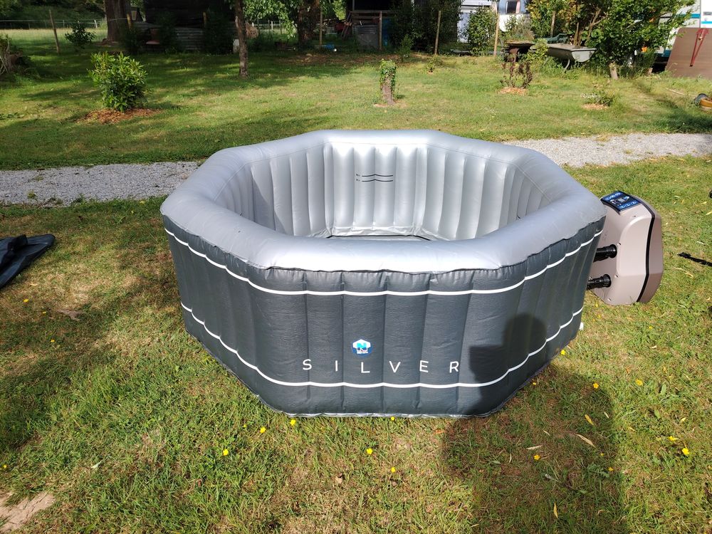 jacuzzi 6 personnes tr�s bonne �tat 250 Illifaut (22)