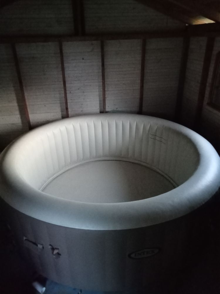 spa jacuzzi 6 place intex complet 150 M�z�riat (01)
