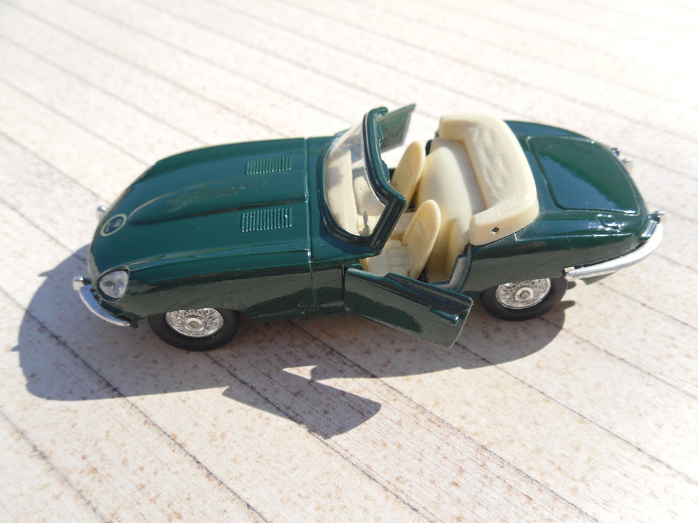 Jaguar Cabriolet Vintage, M�tal, 12 cm, Etat Neuf 13 Neuville-de-Poitou (86)