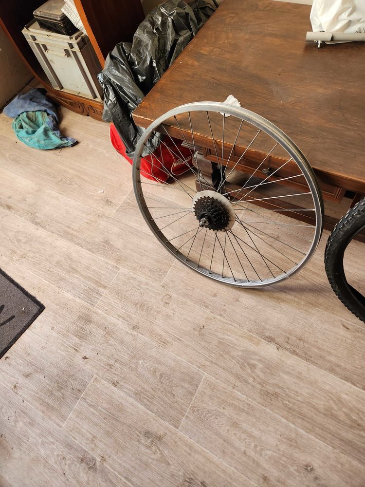 une jante arri�re VTT de 26 pouces fixations �crous non voil�e fixations �crous 30�+1 pneu 15� marque Vittoria 26x1.95Free Climb 10 45 Cr�mieu (38)