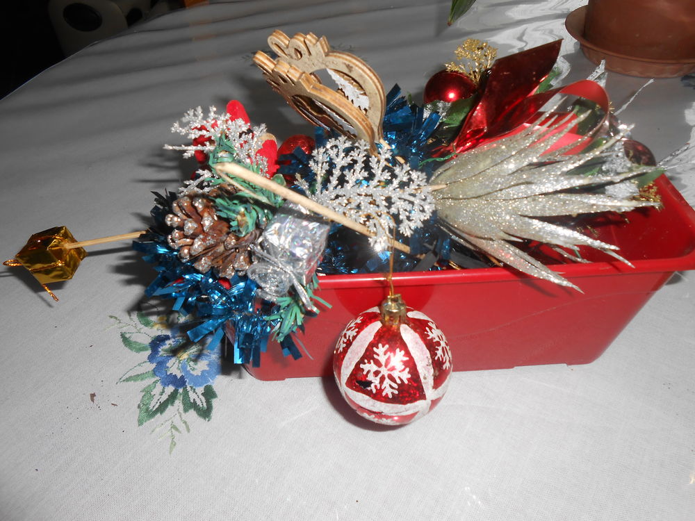 jardini�re de 28cm de long rouge remplie de d�co de no�l 2 Marck (62)