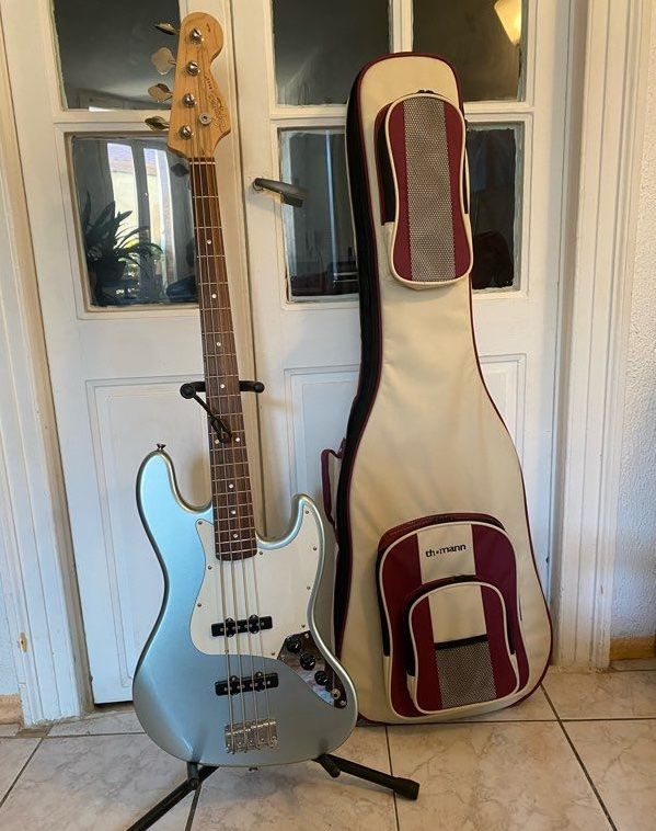 Jazz Bass Squier et sa housse 230 M�ze (34)