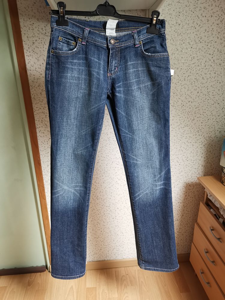 Jean d�lav� droit, M rose brod�, taille 36 20 Villemomble (93)