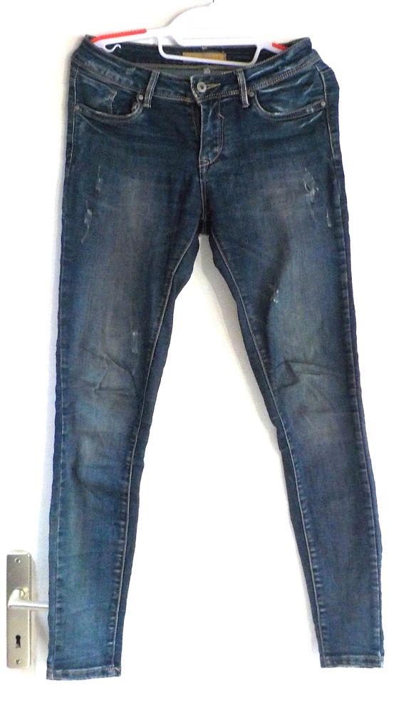 JEAN HELLO KITTY TAILLE 36 FAUSSES USURES SUR LES CUISSES 5 Bubry (56)