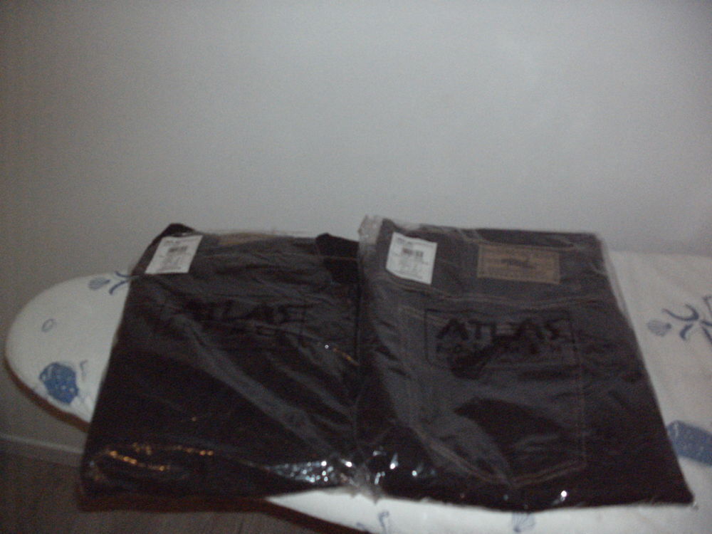 2 jeans couleur noir 
tout neuf jamais servi 30 Saint-Cyprien (24)