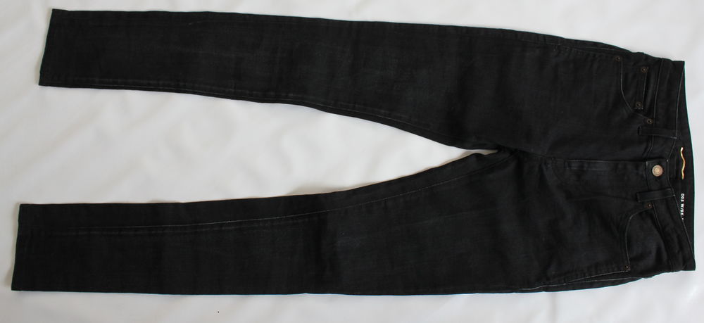 Jeans skinny taille haute SAINT LAURENT 
T.XS soit 34 Fr 300 Issy-les-Moulineaux (92)