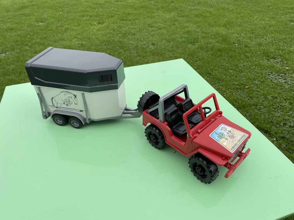 Jeep avec une remorque � chevaux (Van) Bruder 18 Petiville (76)