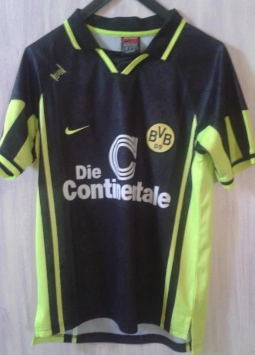Jersey foot Dortmund vintage Nike
80.5 Pernes-les-Fontaines (84)