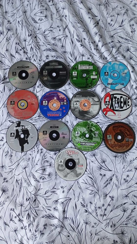 Lot de 13 Jeux PS1 �  SAISIR 50 Jumilhac-le-Grand (24)