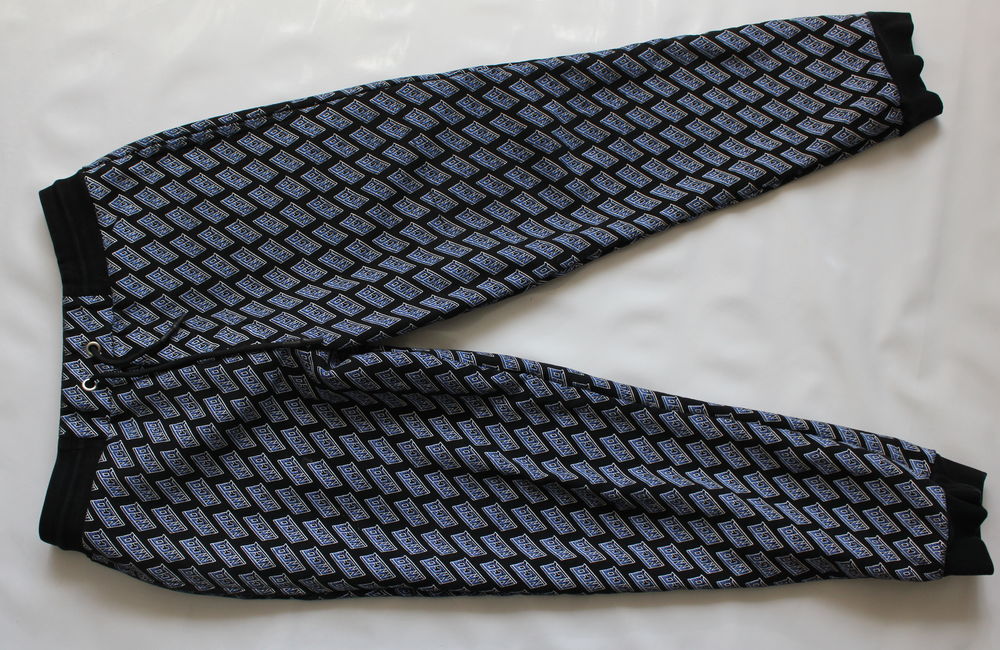 Jogging logo MCQ - ALEXANDER MACQUEEN T.M
coton �pais marine 140 Issy-les-Moulineaux (92)