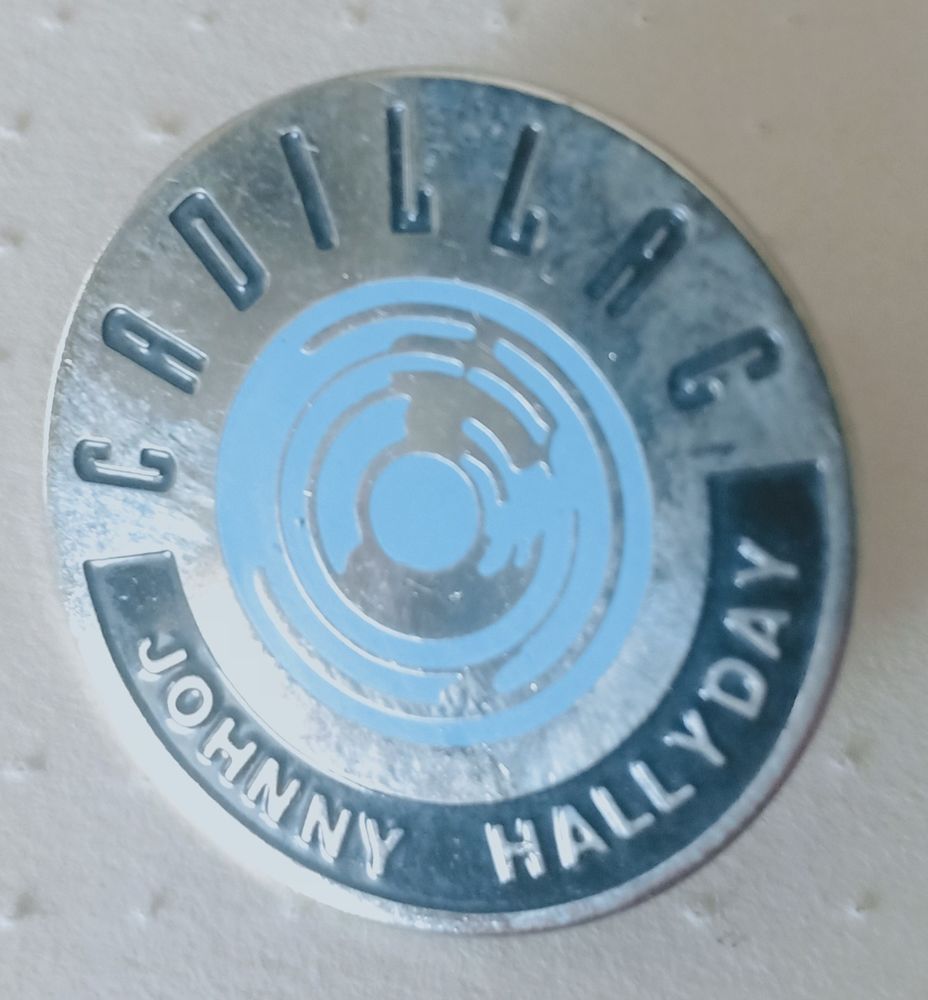 Pin's Johnny Hallyday Cadillac 5 Courbevoie (92)