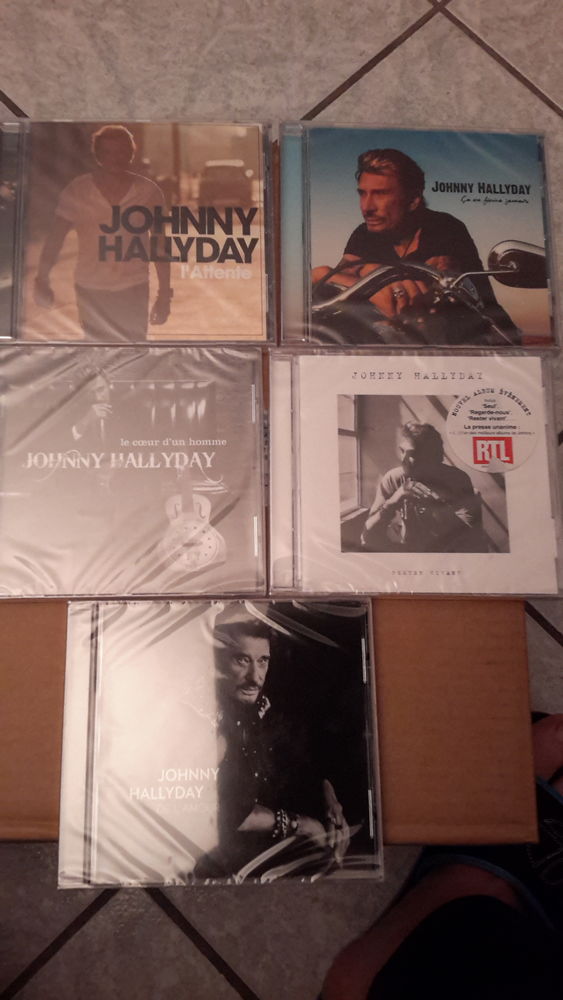 JOHNNY HALLYDAY en 5 CD neufs 8 Saint-Bonnet-les-Oules (42)