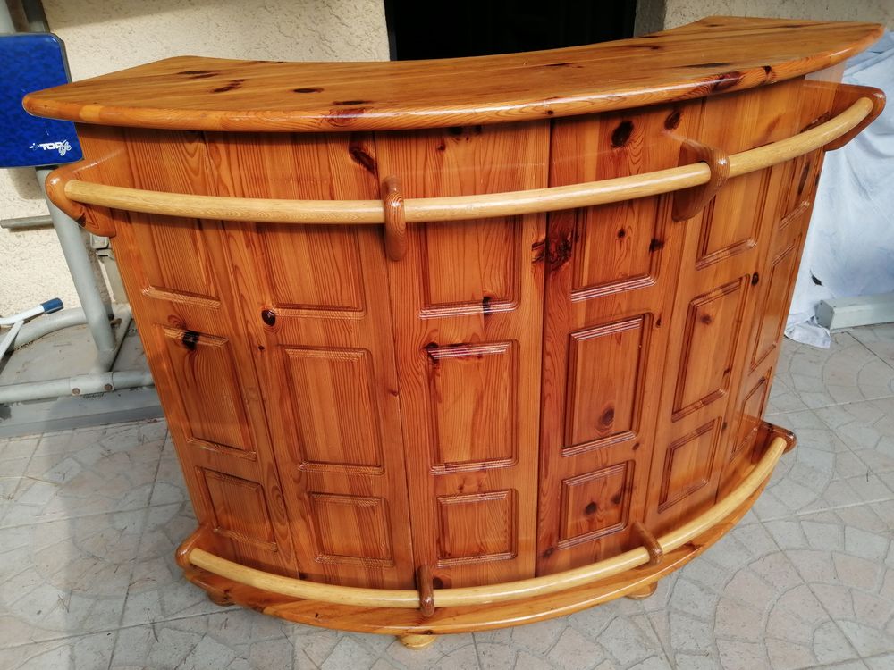 un joli bar en bois forme incurv� 360 Sept�mes-les-Vallons (13)